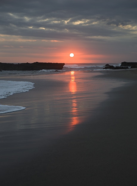 Incroyable coucher de soleil fermé sur l'océan. Le soleil se couche dans l'eau.