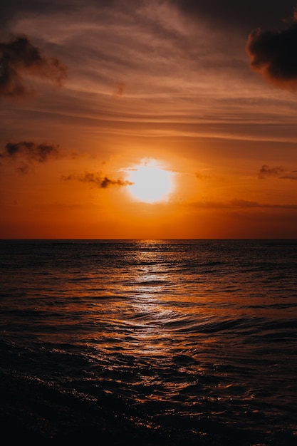 Incroyable coucher de soleil orange sur l'océan Indien dans l'île de Bali