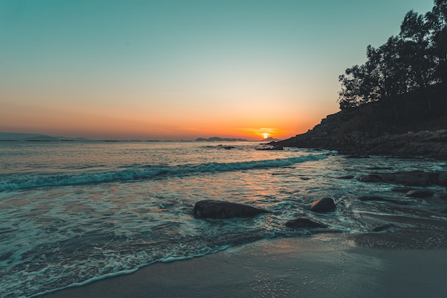 Incroyable coucher de soleil sur la plage