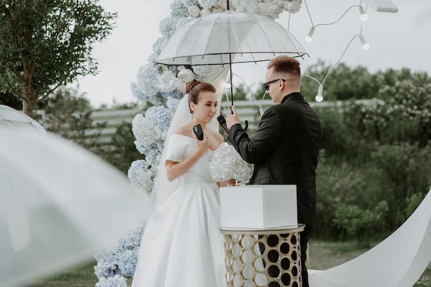 Incroyable couple de mariage près de l'arche de mariage