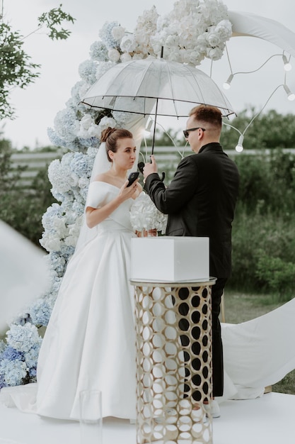 Incroyable couple de mariage près de l'arche de mariage