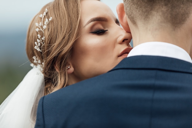 Incroyable couple de mariage souriant. Jolie mariée et marié élégant.