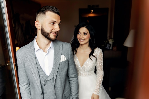 Incroyable couple de mariage souriant. Jolie mariée et marié élégant.