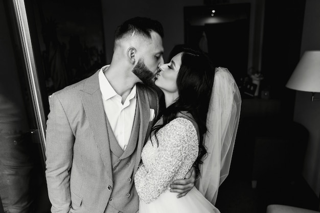 Incroyable couple de mariage souriant. Jolie mariée et marié élégant.