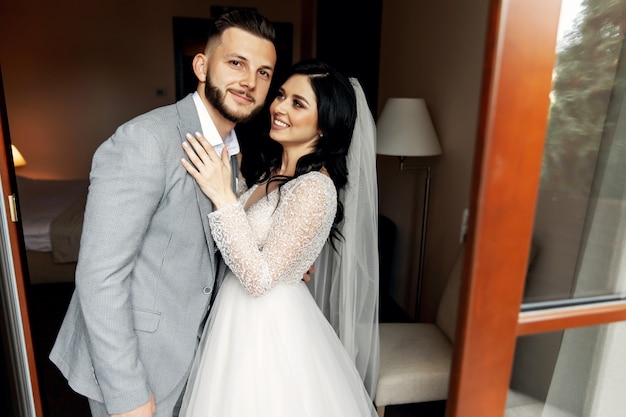 Incroyable couple de mariage souriant. Jolie mariée et marié élégant.