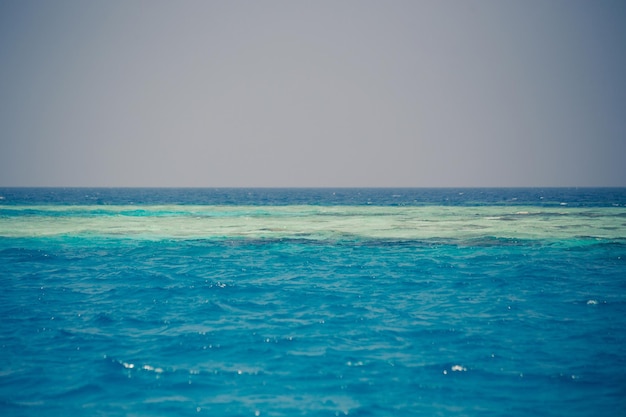 Incroyable eau turquoise et plage de sable blanc aux Maldives