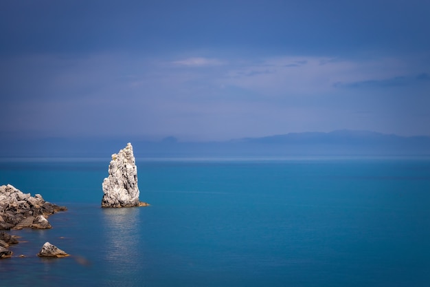 Incroyable falaise dans la mer