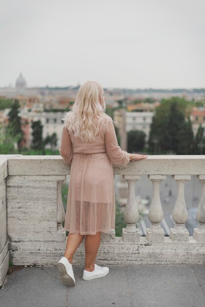 Incroyable femme touristique marchant dans les rues de Rome