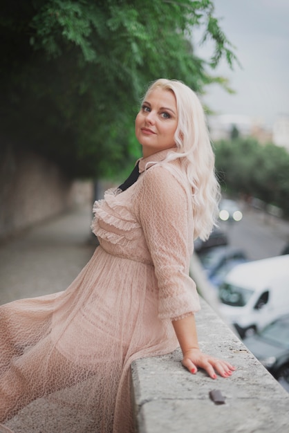 Incroyable femme touristique marchant dans les rues de Rome