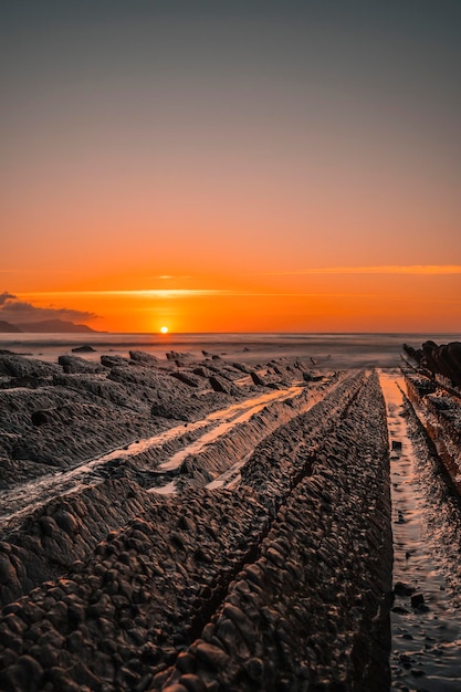 L'incroyable Flysch un beau coucher de soleil à Sakoneta est une plage à Deba