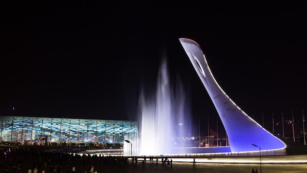 Incroyable fontaine musicale illuminée la nuit dans le parc olympique de Sotchi, en Russie.