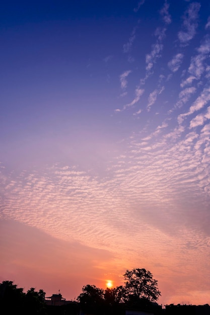 Incroyable formation de nuages dans un ciel coloré pendant un matin de lever de soleil de mousson