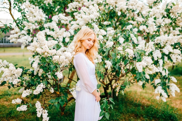 Incroyable jeune blonde joyeuse cendrillon modèle portrait de fille.