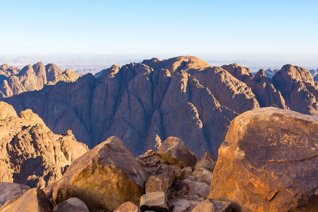 Incroyable lever de soleil sur la montagne du Sinaï, belle aube en Egypte, belle vue depuis la montagne