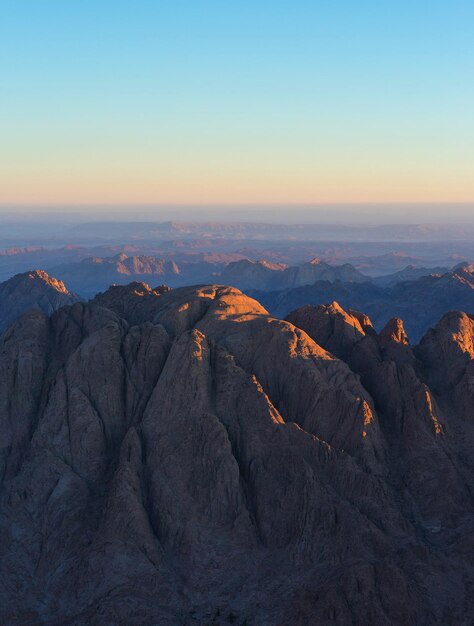 Incroyable lever de soleil sur la montagne du Sinaï, belle aube en Egypte, belle vue depuis la montagne