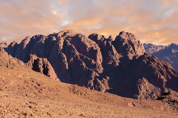 Incroyable lever de soleil sur la montagne du Sinaï, belle aube en Egypte, belle vue depuis la montagne