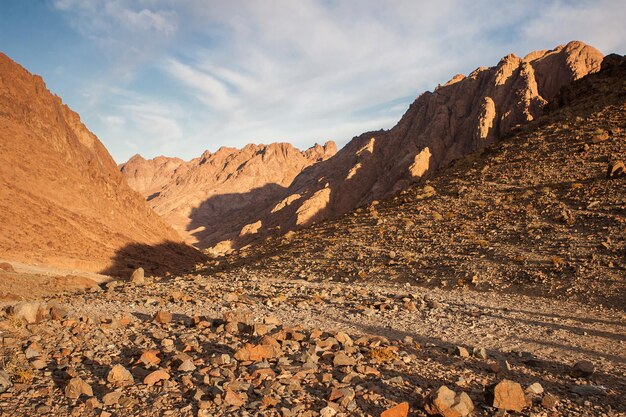 Incroyable lever de soleil sur la montagne du Sinaï, belle aube en Egypte, belle vue depuis la montagne