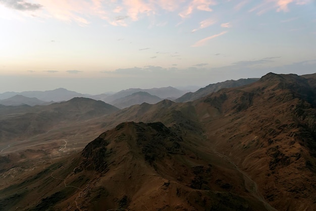 Incroyable lever de soleil sur la montagne du Sinaï Mont Moïse Belle vue depuis la montagne