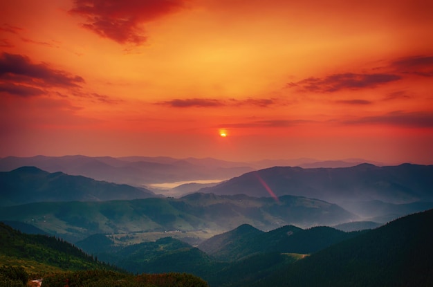 Incroyable lever de soleil sur la montagne