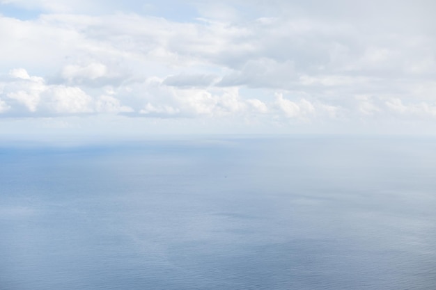 Incroyable océan Atlantique bleu avec des nuages blancs Belle ligne d'horizon