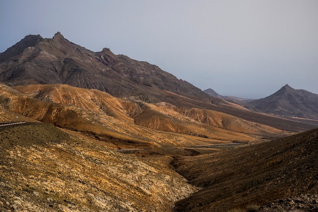 incroyable panorama de la vallée des montagnes de l'île des canaries.