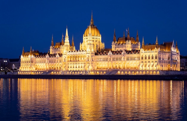 Incroyable Parlement hongrois le soir. Points de repère de nuit à Budapest, Hongrie