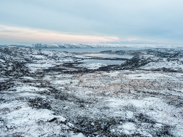 Incroyable paysage arctique avec des lacs gelés en haute altitude