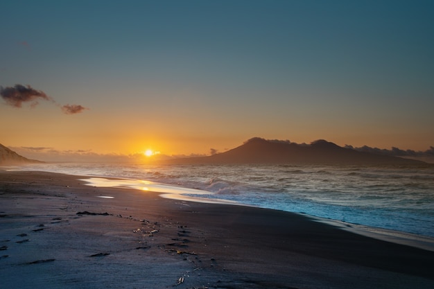 Incroyable paysage de coucher de soleil sur l'île d'Iturup dans les Kouriles.