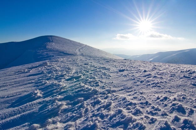 Incroyable paysage enneigé d'hiver de l'ancien observatoire désolé et touristique célèbre et populaire sur la montagne Pip Ivan dans la crête de la montagne de Chornogora dans le parc national des Carpates ukrainiennes