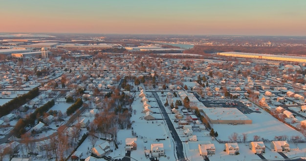 Incroyable paysage d'hiver au coucher du soleil dans les rues résidentielles après la neige d'une petite ville paisible