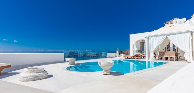 Incroyable paysage piscine à débordement vue sur la caldeira Santorini, Grèce. Mode de vie de loisirs, piscine, chaises mer