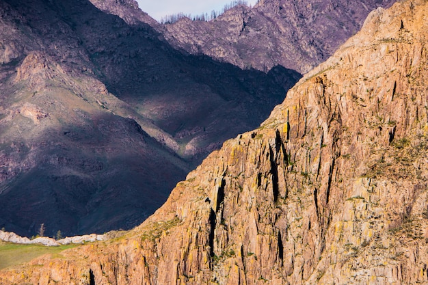 Incroyable paysage de la vallée de l&#39;Altaï avec rocher