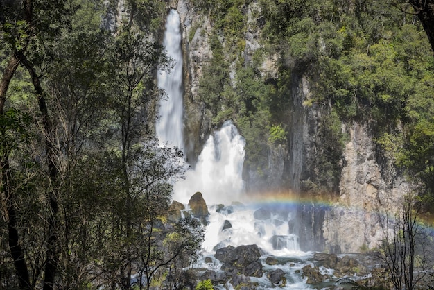 Incroyable photo des chutes de Tarawera avec un arc-en-ciel visible en Nouvelle-Zélande