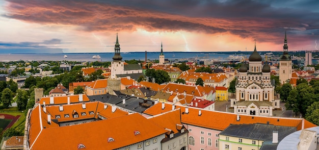 Incroyable photo de drone aérien de la vieille ville de Tallinn, en Estonie, au coucher du soleil. Beau panorama de Tallinn.