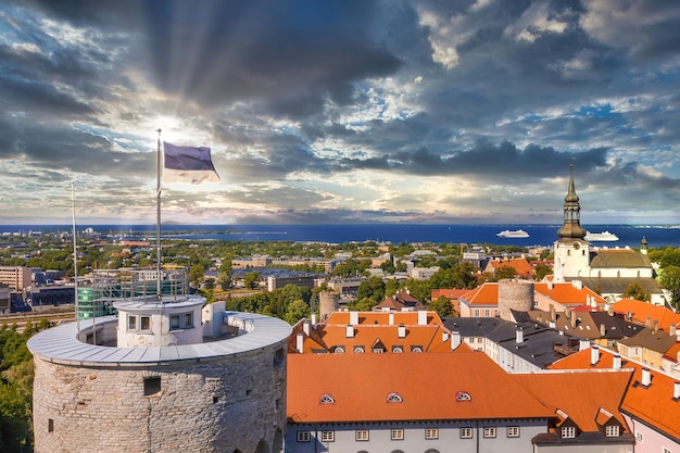 Incroyable photo de drone aérien de la vieille ville de Tallinn, en Estonie, au coucher du soleil. Beau panorama de Tallinn.