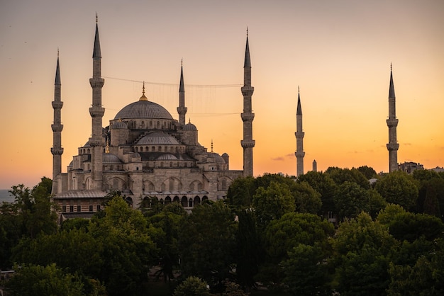 Incroyable photo de la Grande Mosquée contre le ciel bleu clair à Istanbul, Turquie