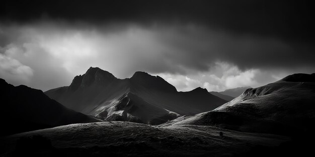 Une incroyable photographie en noir et blanc de belles montagnes et collines avec un ciel sombre