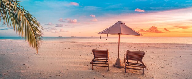 Incroyable plage Couple chaises sur la plage de sable ciel de la mer Vacances d'été de luxe et lieu de villégiature