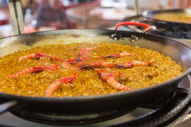 Incroyable poêle à paella cuisson sur le feu