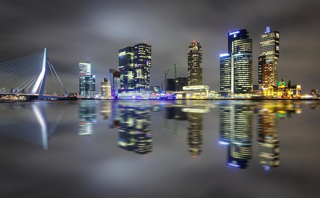 Incroyable reflet nocturne du pont Erasmus et de plusieurs gratte-ciel à Rotterdam Hollande