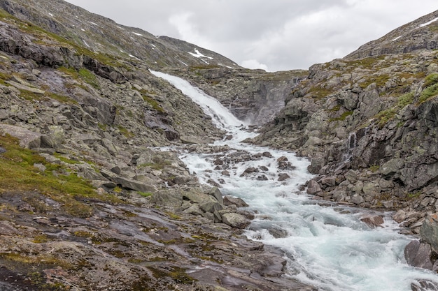 Incroyable rivière de montagne dans la vallée en Norvège. paysage. Rivière Turquoise. Rivière de montagne à débit rapide en Norvège
