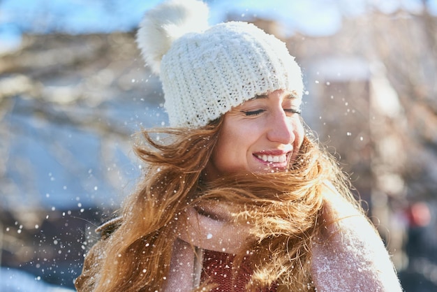 L'incroyable sensation de neige sur votre visage Photo d'une jolie jeune femme appréciant d'être dans la neige