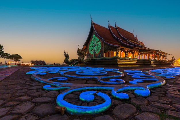 Incroyable Temple Sirindhorn Wararam Phuproud dans la province d'Ubon Ratchathani au crépuscule, Thaïlande.