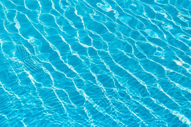 Incroyable texture de l'eau bleue dans une piscine avec des vagues et des ondulations