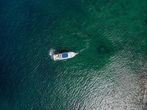 Incroyable Thaïlande bateaux de haute saison et touristes internationaux sur l'île de phi-phi Krabi Thaïlande vue aérienne depuis la caméra du drone