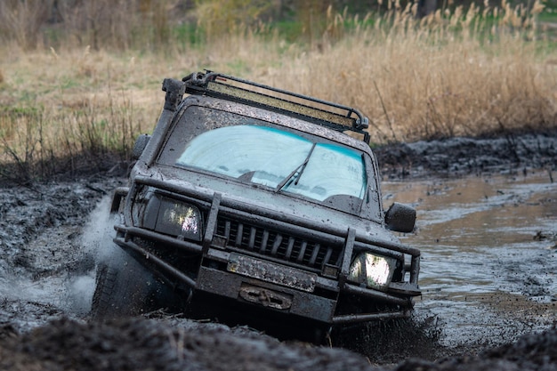 Incroyable UTV conduisant dans la boue et l'eau le jour de l'automne