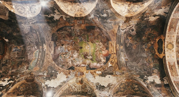 Incroyable vieux plafond dans l'église ou la cathédrale avec la lumière du soleil anciens murs avec de vieilles peintures fresque barokko