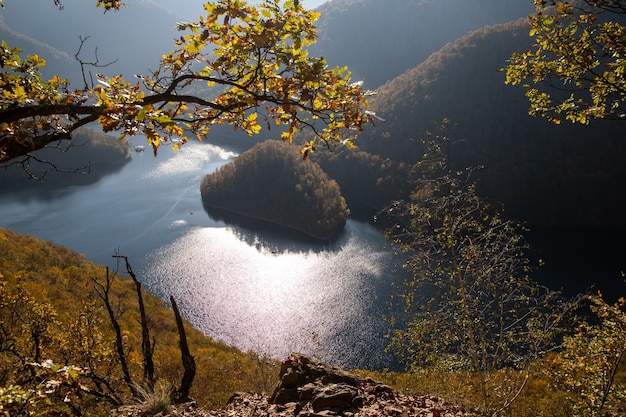 Incroyable vue aérienne du lac en automne