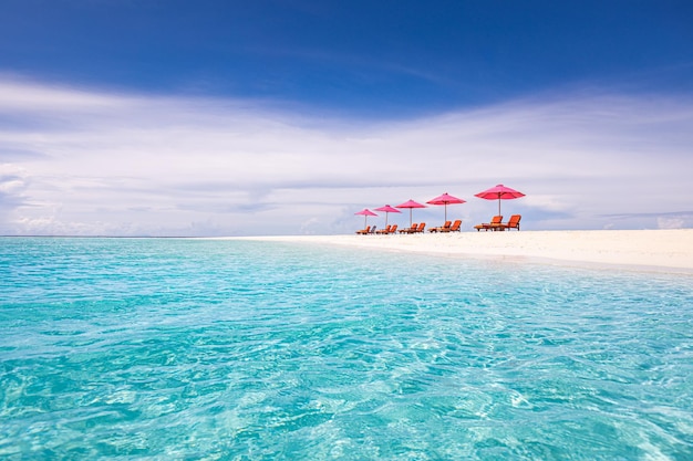 Incroyable vue aérienne du paysage de plage paradisiaque avec des chaises longues et des parasols roses près de la mer incroyable