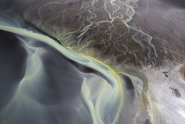 Incroyable vue aérienne des rivières glaciaires en Islande